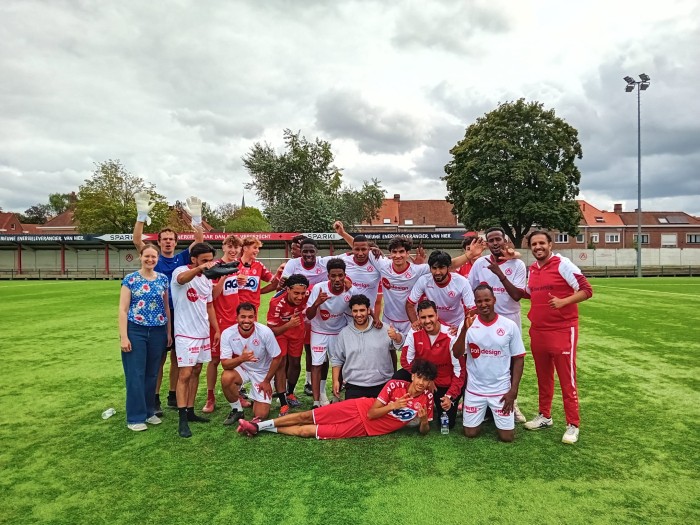 Spoorzoeker met red side academy sociaal sportief platform
